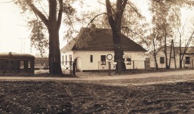 "Budynek administracyjny przy lokomotywowni w Kościerzynie", 21.10.1992. Fot. Czesław Bakunowicz....